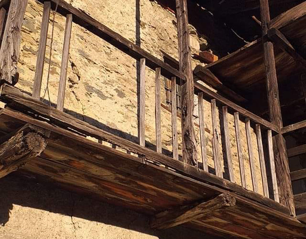 Giaglione, vecchio balcone in frazione San Giovanni